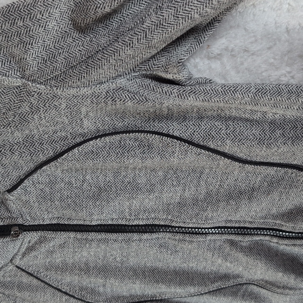 242-Lululemon Women's Gray and Black Vest‎ - Picture 4 of 8
